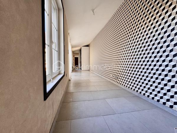 BSK Immobilier vous propose à la vente cette charmante maison de village avec piscine et tout son confort ! 

Dès l’entrée, vous profiterez d’un séjour double spacieux avec une cuisine équipée et aménagée, un couloir offrant un salon chaleureux, ainsi qu’une salle de bain et 2 WC. 

Les deux espaces nuit offrent au total 6 chambres qui peuvent être aménagées selon vos souhaits, dont une suite parentale et un couloir desservant une salle d’eau à l’étage.

Le tout sur un terrain clos de 1000 m2, avec une grande terrasse et une piscine hors sol. 

À Cressonsacq, village rural très calme et recherché sur le Plateau Picard. Environnement verdoyant à seulement 10 minutes d'Estrées-Saint-Denis (commerces, gare, infrastructures) et à proximité immédiate de La Neuville-Roy. Emplacement idéal pour les amoureux de nature recherchant le calme à proximité des axes principaux.