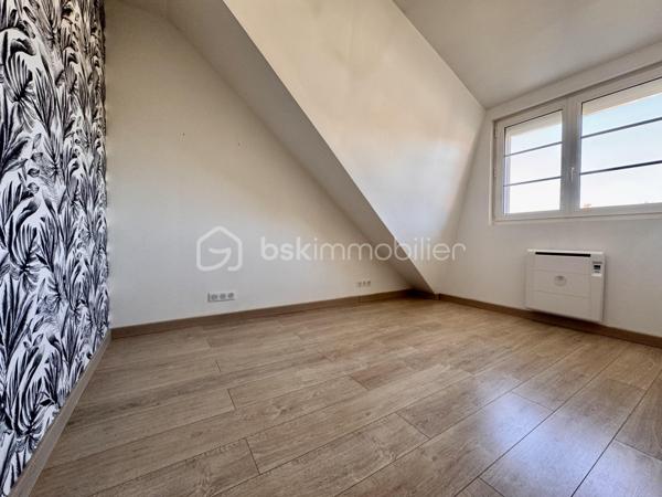 BSK Immobilier vous propose à la vente cette charmante maison de village avec piscine et tout son confort ! 

Dès l’entrée, vous profiterez d’un séjour double spacieux avec une cuisine équipée et aménagée, un couloir offrant un salon chaleureux, ainsi qu’une salle de bain et 2 WC. 

Les deux espaces nuit offrent au total 6 chambres qui peuvent être aménagées selon vos souhaits, dont une suite parentale et un couloir desservant une salle d’eau à l’étage.

Le tout sur un terrain clos de 1000 m2, avec une grande terrasse et une piscine hors sol. 

À Cressonsacq, village rural très calme et recherché sur le Plateau Picard. Environnement verdoyant à seulement 10 minutes d'Estrées-Saint-Denis (commerces, gare, infrastructures) et à proximité immédiate de La Neuville-Roy. Emplacement idéal pour les amoureux de nature recherchant le calme à proximité des axes principaux.