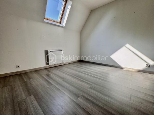 BSK Immobilier vous propose à la vente cette charmante maison de village avec piscine et tout son confort ! 

Dès l’entrée, vous profiterez d’un séjour double spacieux avec une cuisine équipée et aménagée, un couloir offrant un salon chaleureux, ainsi qu’une salle de bain et 2 WC. 

Les deux espaces nuit offrent au total 6 chambres qui peuvent être aménagées selon vos souhaits, dont une suite parentale et un couloir desservant une salle d’eau à l’étage.

Le tout sur un terrain clos de 1000 m2, avec une grande terrasse et une piscine hors sol. 

À Cressonsacq, village rural très calme et recherché sur le Plateau Picard. Environnement verdoyant à seulement 10 minutes d'Estrées-Saint-Denis (commerces, gare, infrastructures) et à proximité immédiate de La Neuville-Roy. Emplacement idéal pour les amoureux de nature recherchant le calme à proximité des axes principaux.