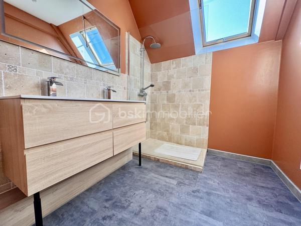 BSK Immobilier vous propose à la vente cette charmante maison de village avec piscine et tout son confort ! 

Dès l’entrée, vous profiterez d’un séjour double spacieux avec une cuisine équipée et aménagée, un couloir offrant un salon chaleureux, ainsi qu’une salle de bain et 2 WC. 

Les deux espaces nuit offrent au total 6 chambres qui peuvent être aménagées selon vos souhaits, dont une suite parentale et un couloir desservant une salle d’eau à l’étage.

Le tout sur un terrain clos de 1000 m2, avec une grande terrasse et une piscine hors sol. 

À Cressonsacq, village rural très calme et recherché sur le Plateau Picard. Environnement verdoyant à seulement 10 minutes d'Estrées-Saint-Denis (commerces, gare, infrastructures) et à proximité immédiate de La Neuville-Roy. Emplacement idéal pour les amoureux de nature recherchant le calme à proximité des axes principaux.