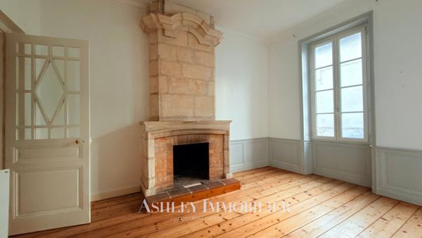 APPARTEMENT TYPE 2 A LOUER 300 M DU MARCHÉ CENTRAL