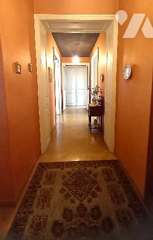 6è, appartement traversant T5 148 m² à rénover, cave et 2 chambres de service de 11 m² env, au calme