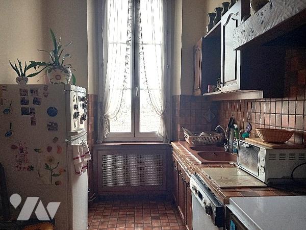 6è, appartement traversant T5 148 m² à rénover, cave et 2 chambres de service de 11 m² env, au calme