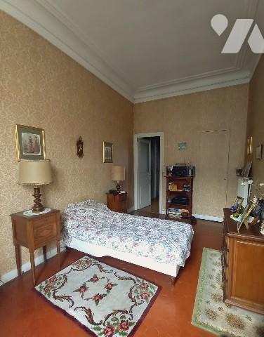 6è, appartement traversant T5 148 m² à rénover, cave et 2 chambres de service de 11 m² env, au calme