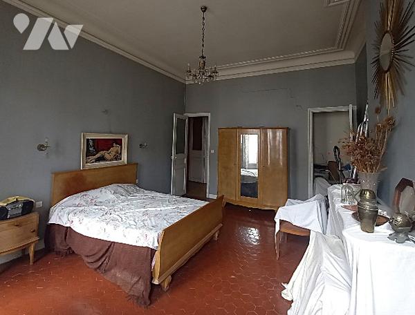 6è, appartement traversant T5 148 m² à rénover, cave et 2 chambres de service de 11 m² env, au calme