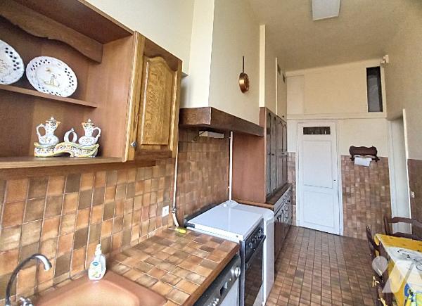 6è, appartement traversant T5 148 m² à rénover, cave et 2 chambres de service de 11 m² env, au calme