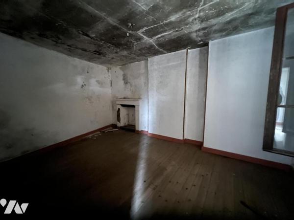 LA FERTE MACE, maison de ville T3 à rénover avec cour
