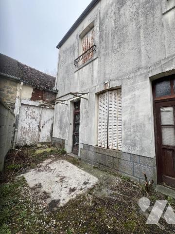 LA FERTE MACE, maison de ville T3 à rénover avec cour