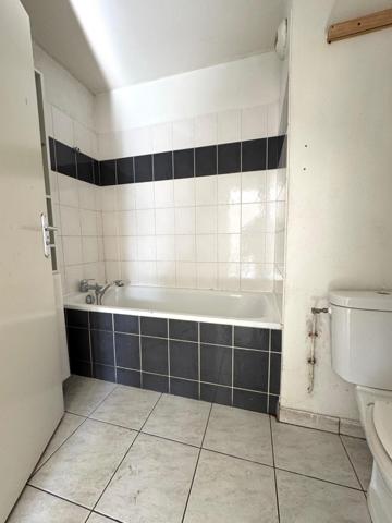 Sarcelles Village Appartement récent de 2 pièces + Pkg double!