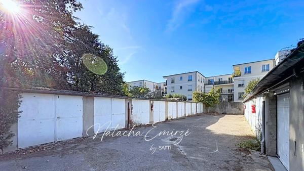 En centre-ville de Chatou, vente en bloc de 20 box