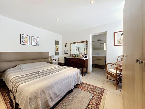 MAISON AVEC JARDIN LUXURIANT DE 185 m² EN PLEIN CŒUR DE VILLE, PERPIGNAN