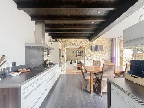 AUTHENTIQUE MAISON DE CARACTERE RENOVEE AVEC GOUT, TORREILLES, PROCHE MER