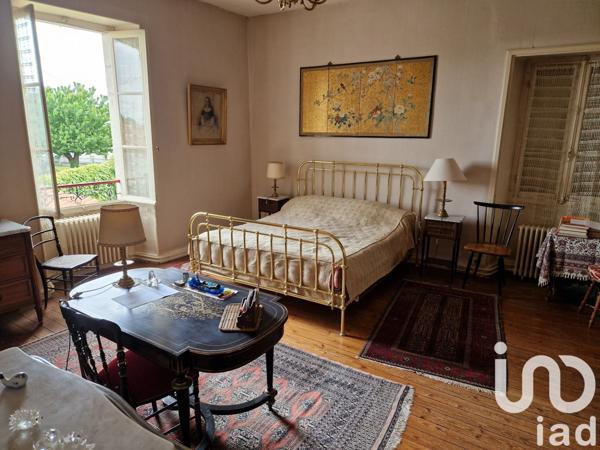 Maison 12 pièces de 567 m² à Frontenay-Rohan-Rohan (79270)