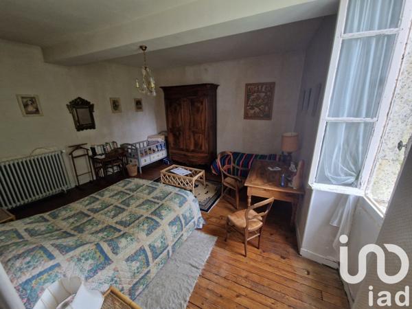 Maison 12 pièces de 567 m² à Frontenay-Rohan-Rohan (79270)