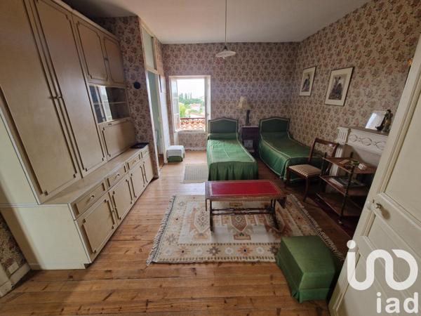 Maison 12 pièces de 567 m² à Frontenay-Rohan-Rohan (79270)