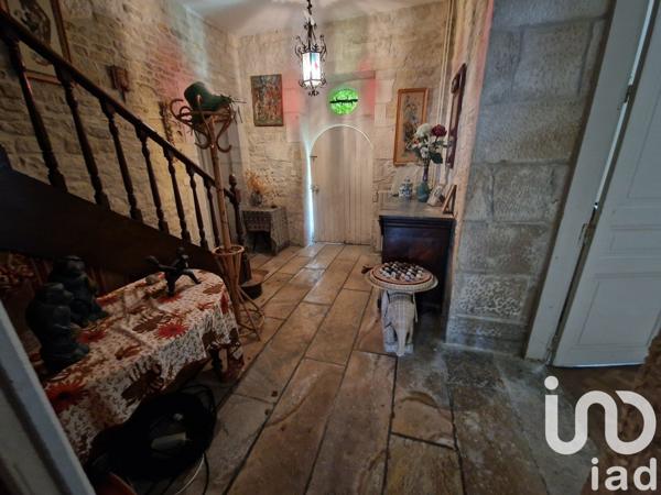 Maison 12 pièces de 567 m² à Frontenay-Rohan-Rohan (79270)