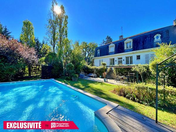 Maison bourgeoise Yvrac 8 pièce(s) 5 chambres jardin piscine sous sol