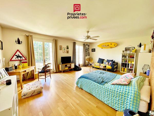 Maison bourgeoise Yvrac 8 pièce(s) 5 chambres jardin piscine sous sol