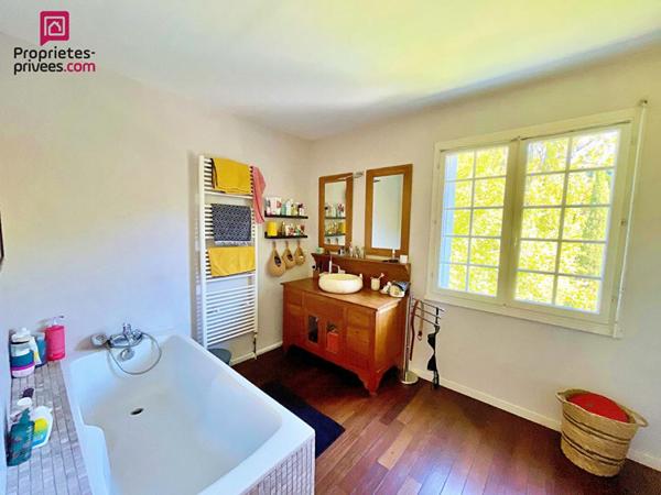 Maison bourgeoise Yvrac 8 pièce(s) 5 chambres jardin piscine sous sol