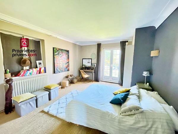 Maison bourgeoise Yvrac 8 pièce(s) 5 chambres jardin piscine sous sol