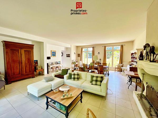 Maison bourgeoise Yvrac 8 pièce(s) 5 chambres jardin piscine sous sol