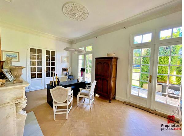 Maison bourgeoise Yvrac 8 pièce(s) 5 chambres jardin piscine sous sol