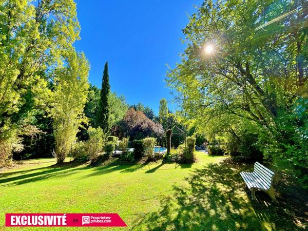 Maison bourgeoise Yvrac 8 pièce(s) 5 chambres jardin piscine sous sol