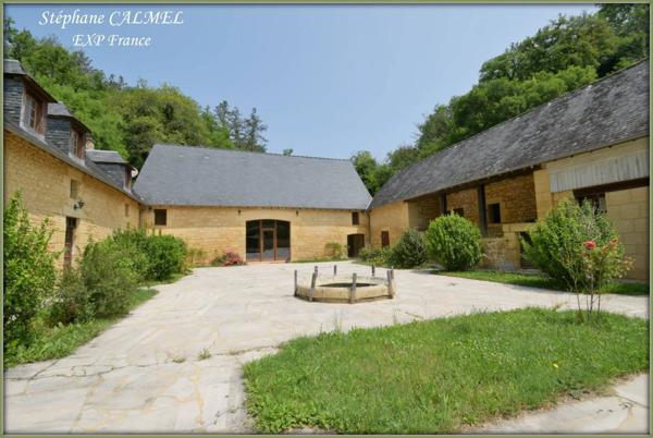 15 mns de Sarlat - Propriété en pierre - Dépendances - Piscine - Terrain 2 200 m²