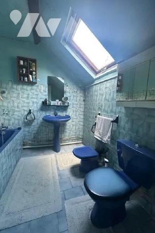 A VENDRE Maison de ville à rénover, mitoyenne d'un côté, sur 3 niveaux, à AMFREVILLE-LA-MI-VOIE...