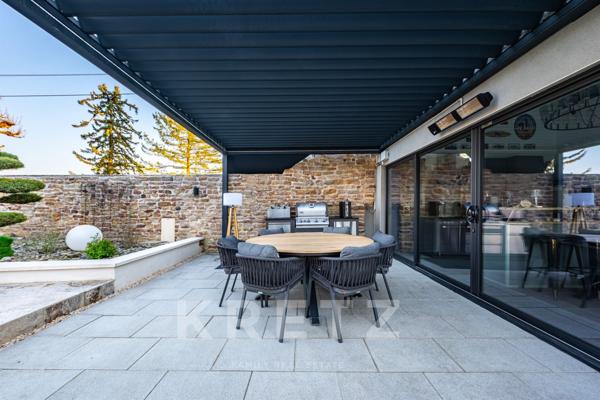 Bourgogne- Propriété d'exception rénovée par architecte 254 m2-6 chambres, piscine et dépendances
