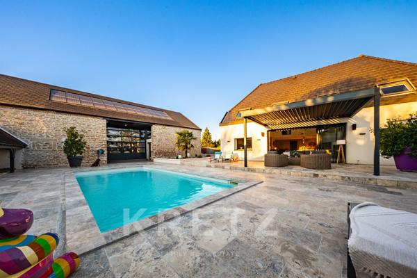 Bourgogne- Propriété d'exception rénovée par architecte 254 m2-6 chambres, piscine et dépendances