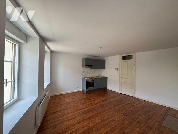 BAZEILLES - 1ER ETAGE - APPARTEMENT DE TYPE 1 BIS.

Idéalement situé en plein coeur du villag...