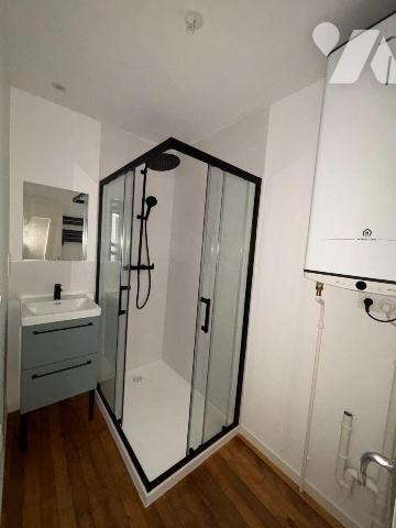 BAZEILLES - 1ER ETAGE - APPARTEMENT DE TYPE 1 BIS.

Idéalement situé en plein coeur du villag...