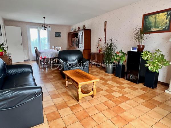Située au fond d'une impasse, dans un lotissement calme et recherché, cette maison familiale de 118 m² habitables, construite sur dalle béton aux deux niveaux, a été parfaitement entretenue au fil des années. Elle offre des volumes confortables, une belle luminosité et une construction de qualité.

Le rez-de-chaussée s'ouvre sur une entrée desservant un WC indépendant, une cuisine aménagée indépendante ainsi qu'un vaste salon-séjour traversant, particulièrement lumineux, avec un accès direct à la terrasse et au jardin d'un côté, et à un balcon de l'autre. Une chambre avec un espace dressing complète ce niveau ; celui-ci peut facilement être transformé en salle d'eau afin de créer une véritable vie de plain-pied.

À l'étage, vous découvrirez trois belles chambres, une salle d'eau avec WC sanibroyeur, récemment rénovée, ainsi qu'une pièce grenier offrant un espace de rangement supplémentaire.

Le sous-sol complet de 87 m², réalisé en béton banché, séduira les amateurs de bricolage et de stockage. Il est compartimenté en trois espaces distincts :
- un garage équipé d'une porte sectionnelle motorisée et isolée ;
- un atelier ;
- une réserve.

Côté prestations, cette maison bénéficie d'équipements déjà modernisés : menuiseries en parfait état, installation électrique revue il y à quelques années, radiateurs à inertie pour un meilleur confort thermique et une consommation maîtrisée.

Solide, saine et fonctionnelle, cette maison offre une excellente base pour un projet familial, avec la possibilité de la moderniser selon vos envies sans engager de gros travaux techniques.

Une belle opportunité à ne pas manquer, alliant qualité de construction, tranquillité et potentiel d'évolution.