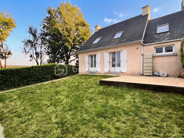 Située au fond d'une impasse, dans un lotissement calme et recherché, cette maison familiale de 118 m² habitables, construite sur dalle béton aux deux niveaux, a été parfaitement entretenue au fil des années. Elle offre des volumes confortables, une belle luminosité et une construction de qualité.

Le rez-de-chaussée s'ouvre sur une entrée desservant un WC indépendant, une cuisine aménagée indépendante ainsi qu'un vaste salon-séjour traversant, particulièrement lumineux, avec un accès direct à la terrasse et au jardin d'un côté, et à un balcon de l'autre. Une chambre avec un espace dressing complète ce niveau ; celui-ci peut facilement être transformé en salle d'eau afin de créer une véritable vie de plain-pied.

À l'étage, vous découvrirez trois belles chambres, une salle d'eau avec WC sanibroyeur, récemment rénovée, ainsi qu'une pièce grenier offrant un espace de rangement supplémentaire.

Le sous-sol complet de 87 m², réalisé en béton banché, séduira les amateurs de bricolage et de stockage. Il est compartimenté en trois espaces distincts :
- un garage équipé d'une porte sectionnelle motorisée et isolée ;
- un atelier ;
- une réserve.

Côté prestations, cette maison bénéficie d'équipements déjà modernisés : menuiseries en parfait état, installation électrique revue il y à quelques années, radiateurs à inertie pour un meilleur confort thermique et une consommation maîtrisée.

Solide, saine et fonctionnelle, cette maison offre une excellente base pour un projet familial, avec la possibilité de la moderniser selon vos envies sans engager de gros travaux techniques.

Une belle opportunité à ne pas manquer, alliant qualité de construction, tranquillité et potentiel d'évolution.