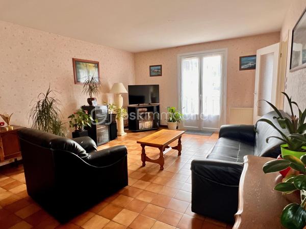Située au fond d'une impasse, dans un lotissement calme et recherché, cette maison familiale de 118 m² habitables, construite sur dalle béton aux deux niveaux, a été parfaitement entretenue au fil des années. Elle offre des volumes confortables, une belle luminosité et une construction de qualité.

Le rez-de-chaussée s'ouvre sur une entrée desservant un WC indépendant, une cuisine aménagée indépendante ainsi qu'un vaste salon-séjour traversant, particulièrement lumineux, avec un accès direct à la terrasse et au jardin d'un côté, et à un balcon de l'autre. Une chambre avec un espace dressing complète ce niveau ; celui-ci peut facilement être transformé en salle d'eau afin de créer une véritable vie de plain-pied.

À l'étage, vous découvrirez trois belles chambres, une salle d'eau avec WC sanibroyeur, récemment rénovée, ainsi qu'une pièce grenier offrant un espace de rangement supplémentaire.

Le sous-sol complet de 87 m², réalisé en béton banché, séduira les amateurs de bricolage et de stockage. Il est compartimenté en trois espaces distincts :
- un garage équipé d'une porte sectionnelle motorisée et isolée ;
- un atelier ;
- une réserve.

Côté prestations, cette maison bénéficie d'équipements déjà modernisés : menuiseries en parfait état, installation électrique revue il y à quelques années, radiateurs à inertie pour un meilleur confort thermique et une consommation maîtrisée.

Solide, saine et fonctionnelle, cette maison offre une excellente base pour un projet familial, avec la possibilité de la moderniser selon vos envies sans engager de gros travaux techniques.

Une belle opportunité à ne pas manquer, alliant qualité de construction, tranquillité et potentiel d'évolution.
