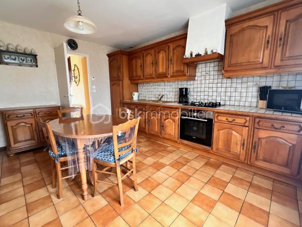 Située au fond d'une impasse, dans un lotissement calme et recherché, cette maison familiale de 118 m² habitables, construite sur dalle béton aux deux niveaux, a été parfaitement entretenue au fil des années. Elle offre des volumes confortables, une belle luminosité et une construction de qualité.

Le rez-de-chaussée s'ouvre sur une entrée desservant un WC indépendant, une cuisine aménagée indépendante ainsi qu'un vaste salon-séjour traversant, particulièrement lumineux, avec un accès direct à la terrasse et au jardin d'un côté, et à un balcon de l'autre. Une chambre avec un espace dressing complète ce niveau ; celui-ci peut facilement être transformé en salle d'eau afin de créer une véritable vie de plain-pied.

À l'étage, vous découvrirez trois belles chambres, une salle d'eau avec WC sanibroyeur, récemment rénovée, ainsi qu'une pièce grenier offrant un espace de rangement supplémentaire.

Le sous-sol complet de 87 m², réalisé en béton banché, séduira les amateurs de bricolage et de stockage. Il est compartimenté en trois espaces distincts :
- un garage équipé d'une porte sectionnelle motorisée et isolée ;
- un atelier ;
- une réserve.

Côté prestations, cette maison bénéficie d'équipements déjà modernisés : menuiseries en parfait état, installation électrique revue il y à quelques années, radiateurs à inertie pour un meilleur confort thermique et une consommation maîtrisée.

Solide, saine et fonctionnelle, cette maison offre une excellente base pour un projet familial, avec la possibilité de la moderniser selon vos envies sans engager de gros travaux techniques.

Une belle opportunité à ne pas manquer, alliant qualité de construction, tranquillité et potentiel d'évolution.