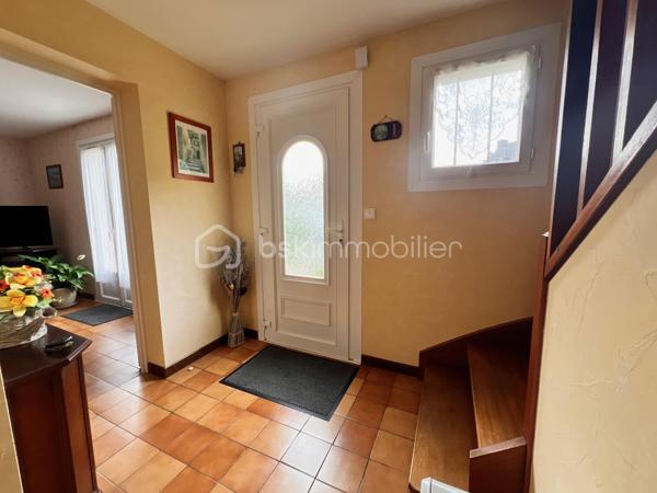 Située au fond d'une impasse, dans un lotissement calme et recherché, cette maison familiale de 118 m² habitables, construite sur dalle béton aux deux niveaux, a été parfaitement entretenue au fil des années. Elle offre des volumes confortables, une belle luminosité et une construction de qualité.

Le rez-de-chaussée s'ouvre sur une entrée desservant un WC indépendant, une cuisine aménagée indépendante ainsi qu'un vaste salon-séjour traversant, particulièrement lumineux, avec un accès direct à la terrasse et au jardin d'un côté, et à un balcon de l'autre. Une chambre avec un espace dressing complète ce niveau ; celui-ci peut facilement être transformé en salle d'eau afin de créer une véritable vie de plain-pied.

À l'étage, vous découvrirez trois belles chambres, une salle d'eau avec WC sanibroyeur, récemment rénovée, ainsi qu'une pièce grenier offrant un espace de rangement supplémentaire.

Le sous-sol complet de 87 m², réalisé en béton banché, séduira les amateurs de bricolage et de stockage. Il est compartimenté en trois espaces distincts :
- un garage équipé d'une porte sectionnelle motorisée et isolée ;
- un atelier ;
- une réserve.

Côté prestations, cette maison bénéficie d'équipements déjà modernisés : menuiseries en parfait état, installation électrique revue il y à quelques années, radiateurs à inertie pour un meilleur confort thermique et une consommation maîtrisée.

Solide, saine et fonctionnelle, cette maison offre une excellente base pour un projet familial, avec la possibilité de la moderniser selon vos envies sans engager de gros travaux techniques.

Une belle opportunité à ne pas manquer, alliant qualité de construction, tranquillité et potentiel d'évolution.