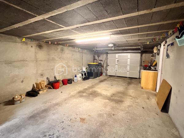 Située au fond d'une impasse, dans un lotissement calme et recherché, cette maison familiale de 118 m² habitables, construite sur dalle béton aux deux niveaux, a été parfaitement entretenue au fil des années. Elle offre des volumes confortables, une belle luminosité et une construction de qualité.

Le rez-de-chaussée s'ouvre sur une entrée desservant un WC indépendant, une cuisine aménagée indépendante ainsi qu'un vaste salon-séjour traversant, particulièrement lumineux, avec un accès direct à la terrasse et au jardin d'un côté, et à un balcon de l'autre. Une chambre avec un espace dressing complète ce niveau ; celui-ci peut facilement être transformé en salle d'eau afin de créer une véritable vie de plain-pied.

À l'étage, vous découvrirez trois belles chambres, une salle d'eau avec WC sanibroyeur, récemment rénovée, ainsi qu'une pièce grenier offrant un espace de rangement supplémentaire.

Le sous-sol complet de 87 m², réalisé en béton banché, séduira les amateurs de bricolage et de stockage. Il est compartimenté en trois espaces distincts :
- un garage équipé d'une porte sectionnelle motorisée et isolée ;
- un atelier ;
- une réserve.

Côté prestations, cette maison bénéficie d'équipements déjà modernisés : menuiseries en parfait état, installation électrique revue il y à quelques années, radiateurs à inertie pour un meilleur confort thermique et une consommation maîtrisée.

Solide, saine et fonctionnelle, cette maison offre une excellente base pour un projet familial, avec la possibilité de la moderniser selon vos envies sans engager de gros travaux techniques.

Une belle opportunité à ne pas manquer, alliant qualité de construction, tranquillité et potentiel d'évolution.