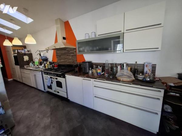 Maison de maître de 161 m² hab à SAINTES - 4 chambres - quartier GARE - double garage - piscine