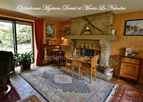 Domaine de 3 habitations, une longère à rénover, un four à pain, 2 puits et 2ha de terrain.