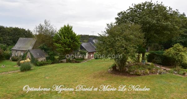 Domaine de 3 habitations, une longère à rénover, un four à pain, 2 puits et 2ha de terrain.