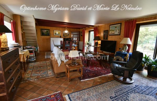 Domaine de 3 habitations, une longère à rénover, un four à pain, 2 puits et 2ha de terrain.