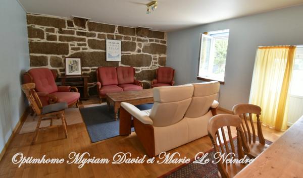 Domaine de 3 habitations, une longère à rénover, un four à pain, 2 puits et 2ha de terrain.