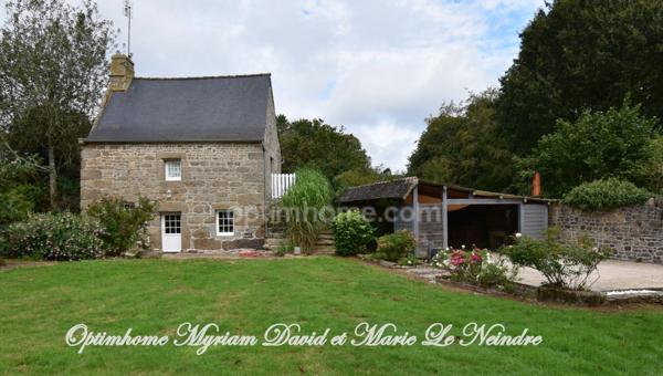 Domaine de 3 habitations, une longère à rénover, un four à pain, 2 puits et 2ha de terrain.