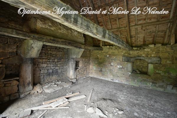 Domaine de 3 habitations, une longère à rénover, un four à pain, 2 puits et 2ha de terrain.