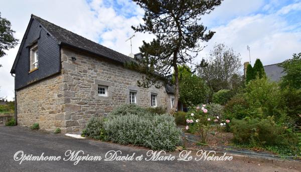 Domaine de 3 habitations, une longère à rénover, un four à pain, 2 puits et 2ha de terrain.
