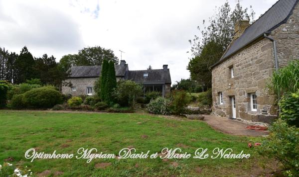 Domaine de 3 habitations, une longère à rénover, un four à pain, 2 puits et 2ha de terrain.