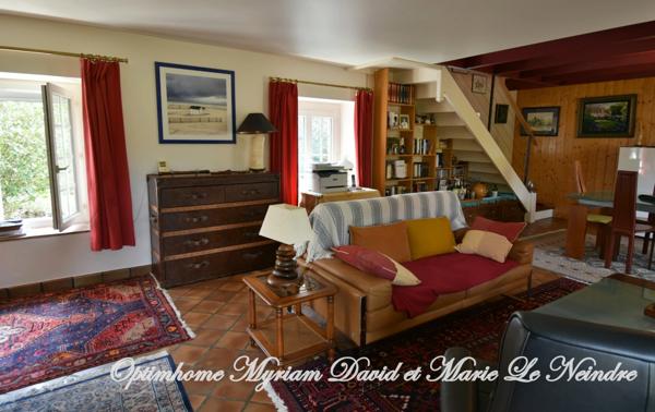 Domaine de 3 habitations, une longère à rénover, un four à pain, 2 puits et 2ha de terrain.