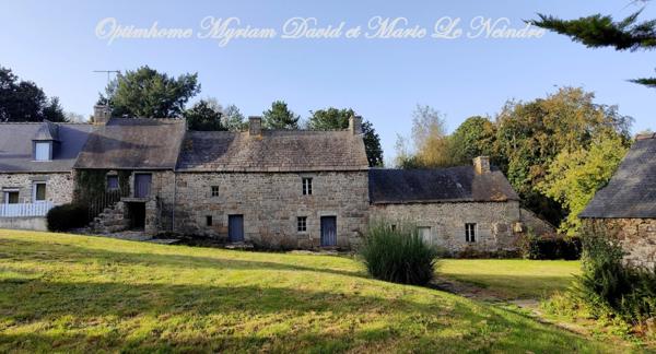 Domaine de 3 habitations, une longère à rénover, un four à pain, 2 puits et 2ha de terrain.